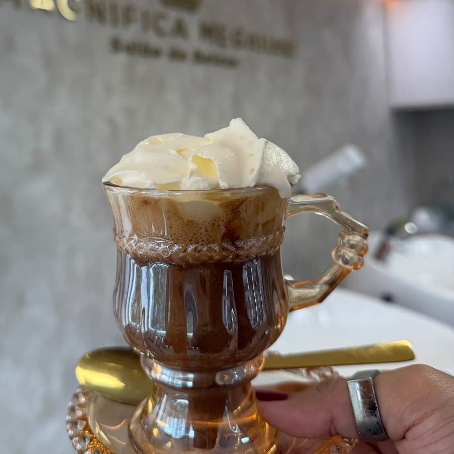 Café com chantilly servido no salão Magnífica Megahair